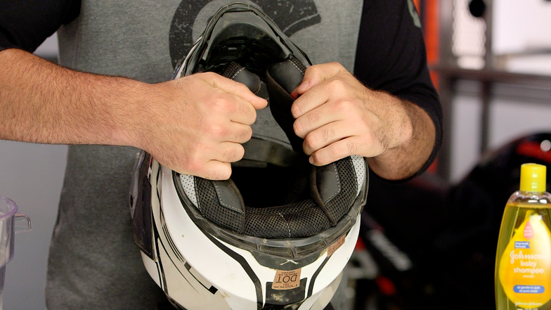 Cara Mencuci Helm
